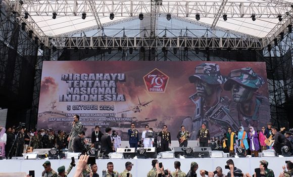 Slank Duet Bareng Panglima Di HUT TNI 79